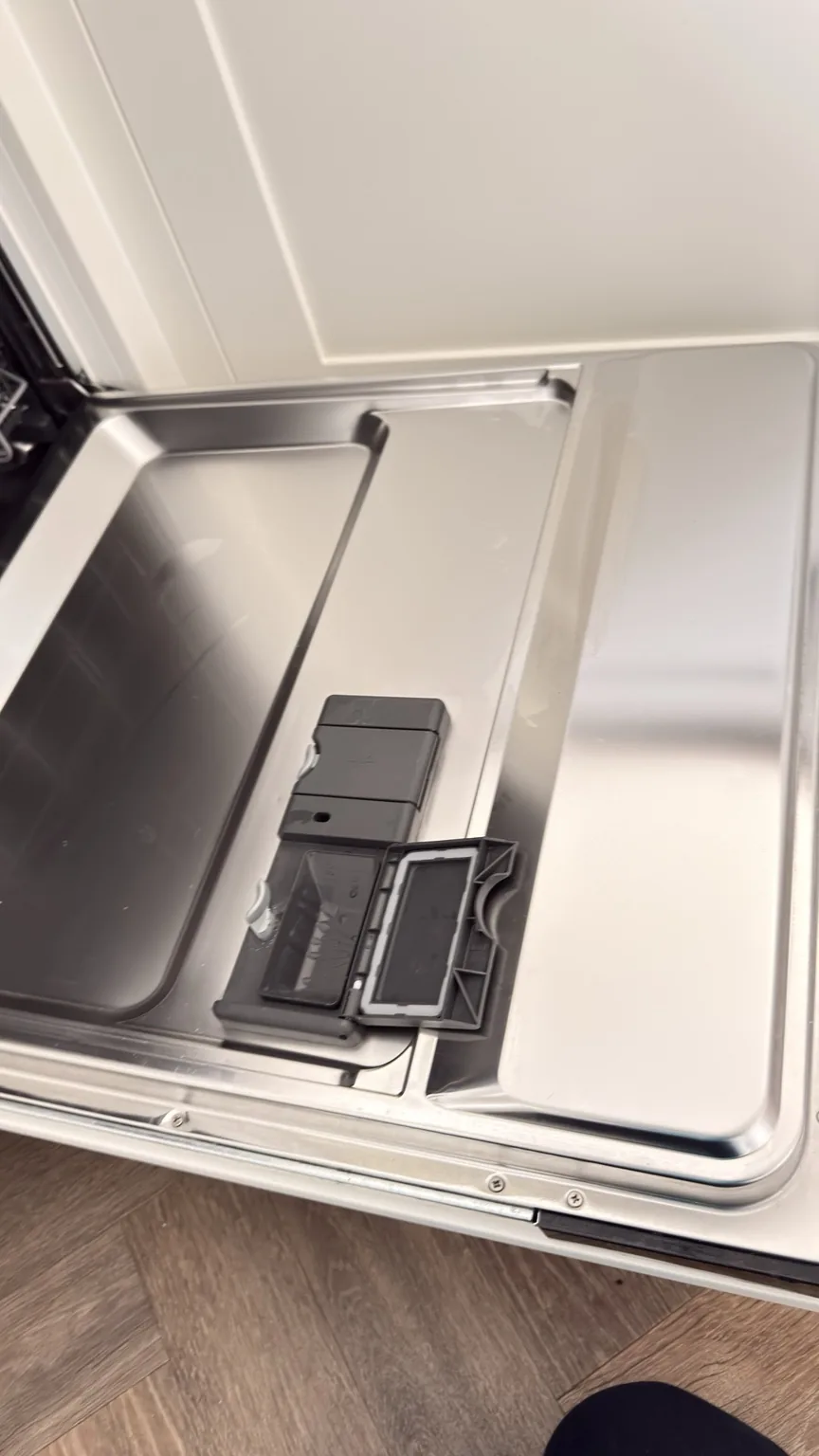 Dishwasher deep cleaning detail by RASO